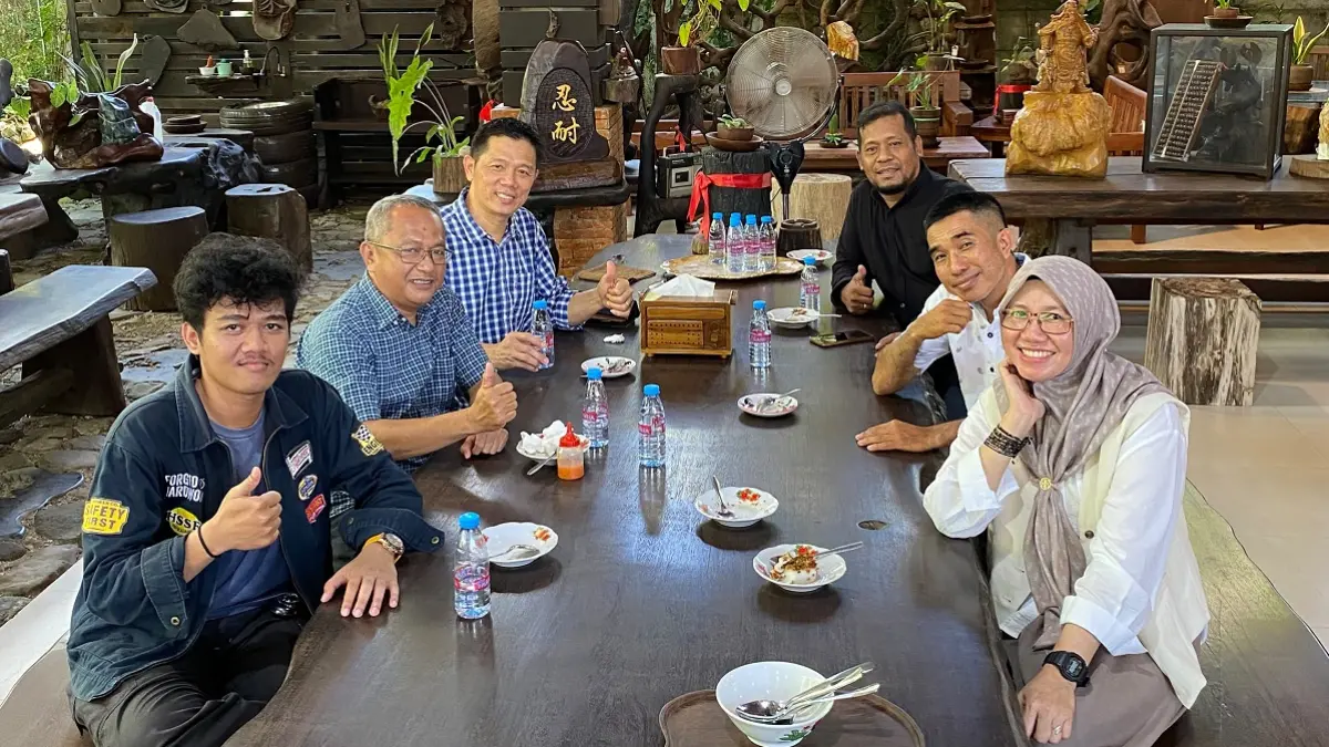  Owner Borneo Wood, Chaiyady (berbaju kotak-kotak), menyambut kedatangan tim Pontianak Post di kantor Borneo Wood, Singkawang, Selasa (9/6), dalam rangka mempererat silaturahmi dan hubungan kemitraan. (WANDI/PONTIANAK POST)
