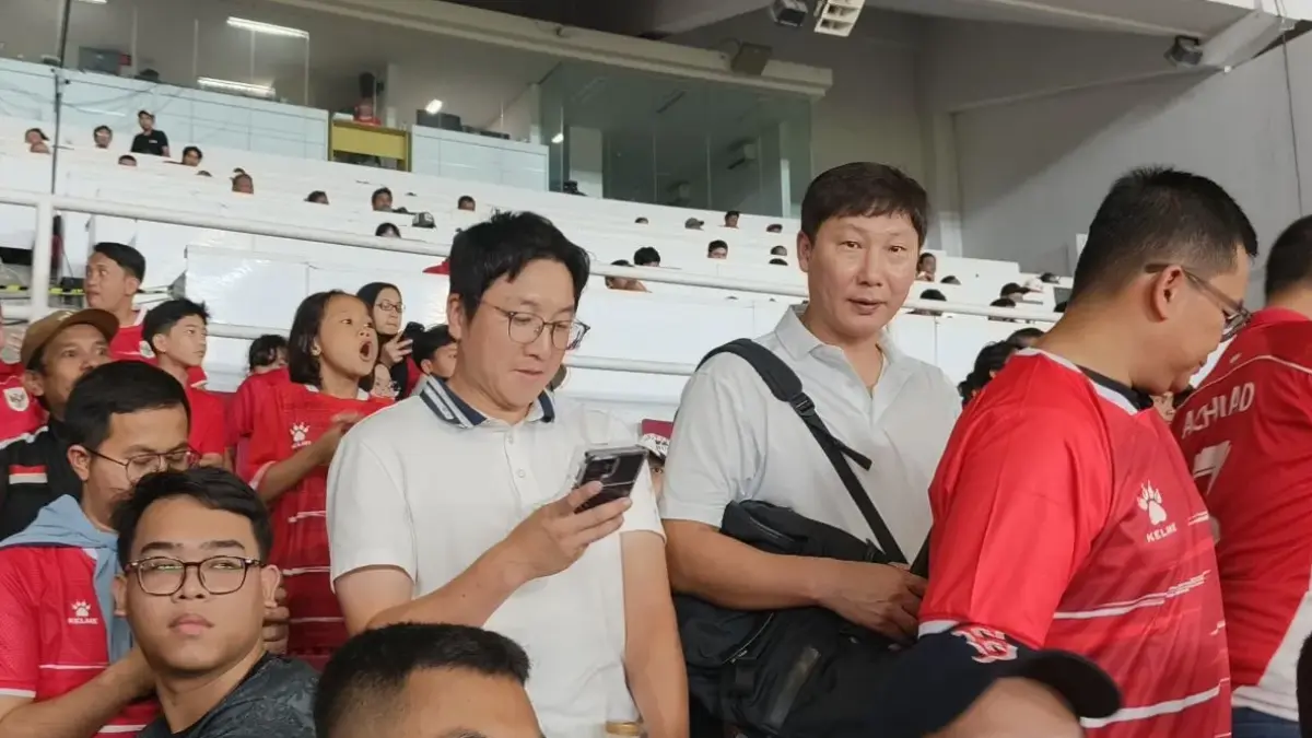 Pelatih Vietnam Kim Sang-sik memantau langsung pertandingan Indonesia melawan Mozambik di SUGBK. (Antara)