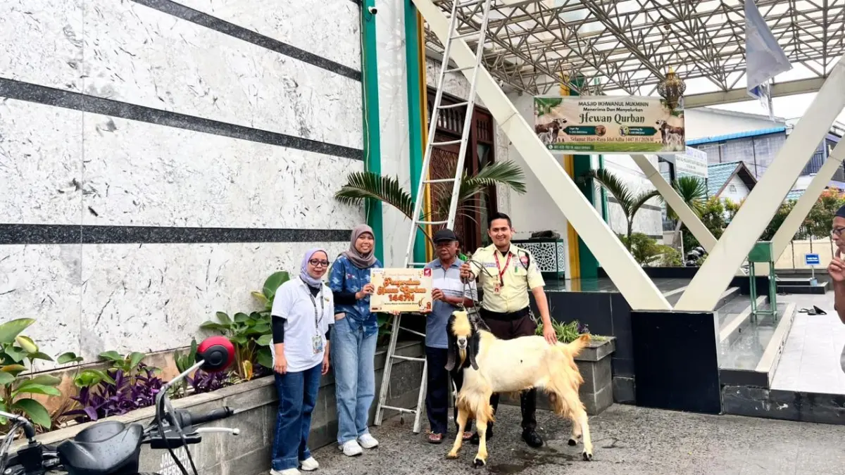 Penyerahan hewan kurban Astra Motor Kalbar kepada Masjid Ikhwanul Mukminin sebagai wujud kepedulian dan kebersamaan Iduladha 1447 H.