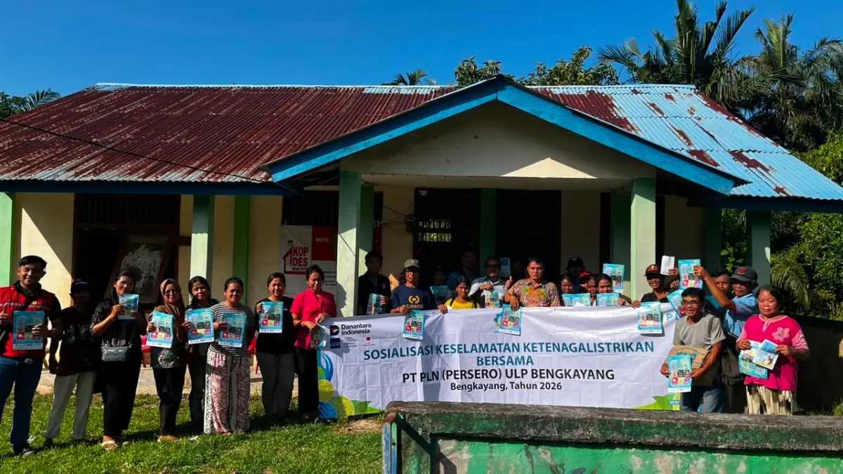 Peserta Sosialisasi Keselamatan Ketenagalistrikan bersama PLN ULP Bengkayang berfoto bersama usai kegiatan di Kantor Desa Bengkawan, Kecamatan Seluas, Kabupaten Bengkayang.