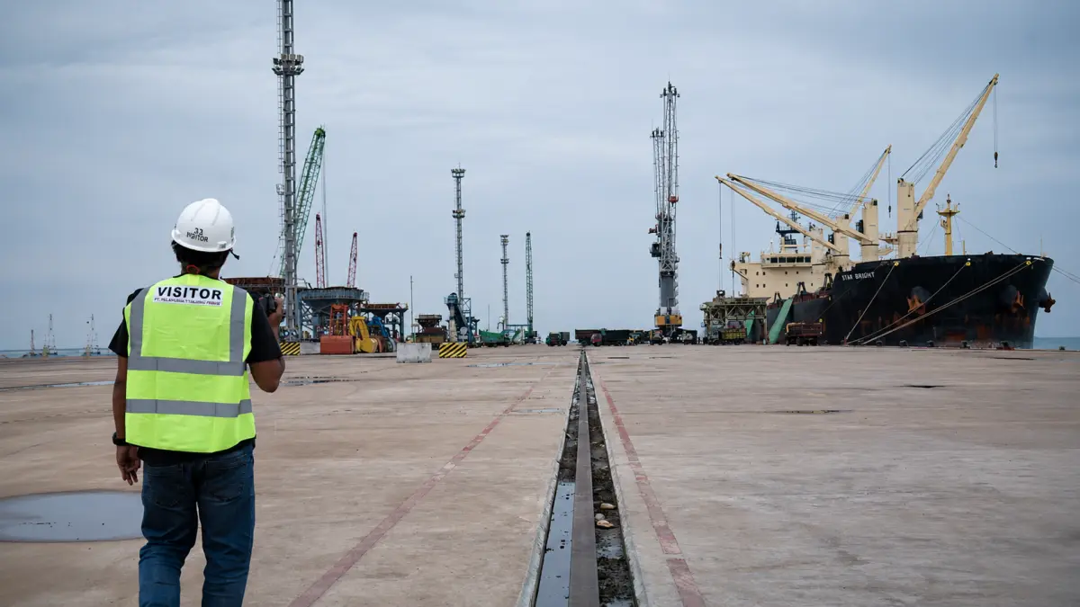 Petugas pelabuhan berkomunikasi melalui handy talky (HT) di Terminal non petikemas Kijing, Kabupaten Mempawah, untuk memastikan kelancaran operasional dan koordinasi arus barang yang terus meningkat di Kalimantan Barat.