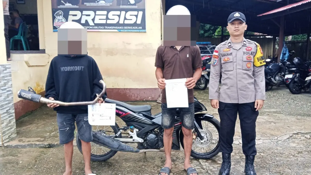 Polisi menyita dua knalpot brong di Putussibau Utara, pengendara dibina dan diminta kembali memakai knalpot standar.(IST)