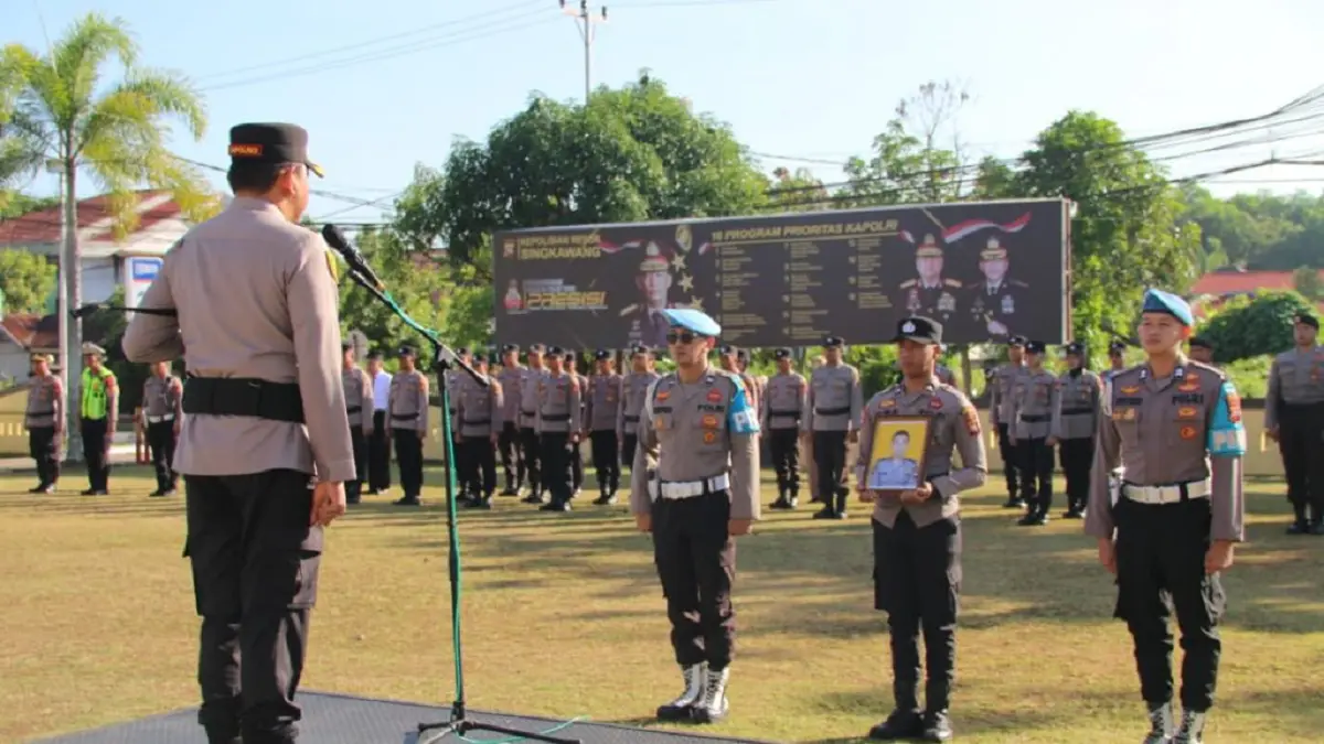 Polres Singkawang menggelar upacara PTDH satu personel secara in absentia, Selasa (9/6). (HUMAS POLRES)