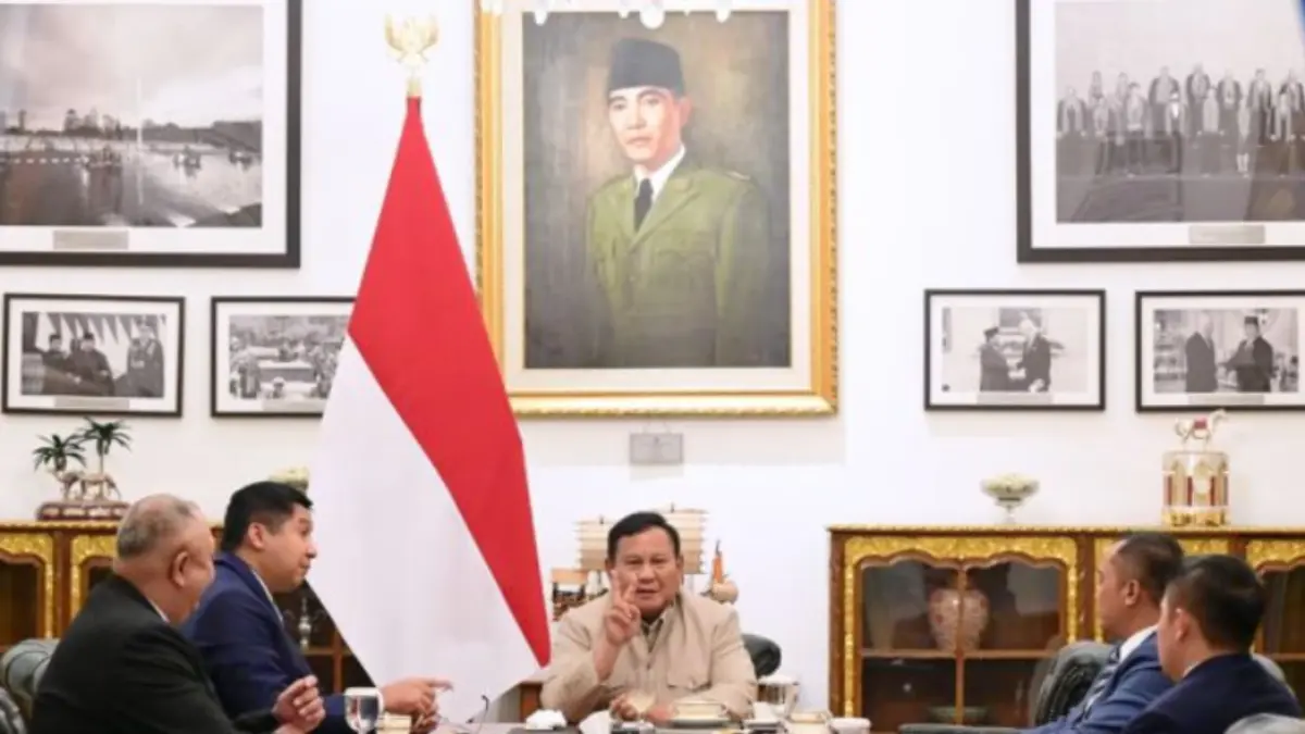 Presiden RI Prabowo Subianto menerima laporan Program Bedah Rumah yang disampaikan oleh Menteri Perumahan dan Kawasan Pemukiman Maruarar Sirait di Istana Merdeka Jakarta, Selasa (9/6). (ANTARA/HO-BPMI Sekretariat Presiden)