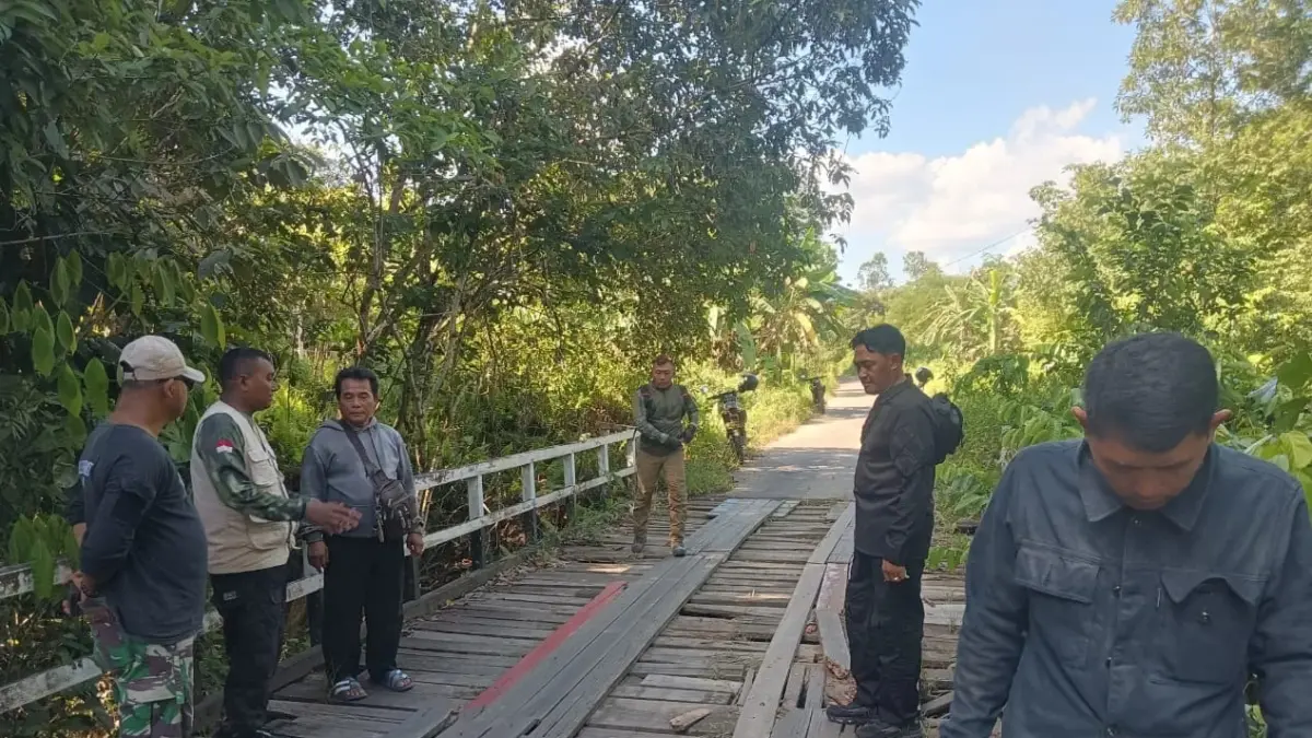 Proses peninjauan langsung progres pembangunan KDKMP serta lokasi yang direncanakan menjadi titik pembangunan jembatan. (IST)