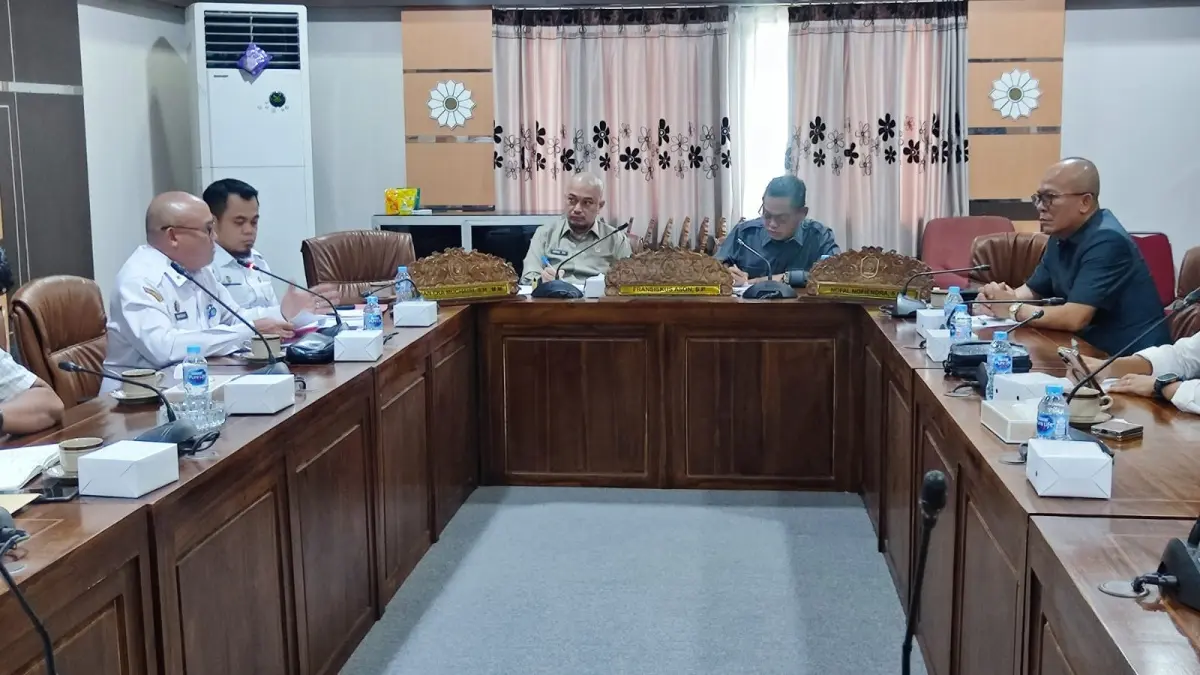 Rapat Komisi II DPRD Kalbar bersama perwakilan PT.GUM dan Disbunnak Kalbar, Rabu (10/6). (ISTIMEWA)