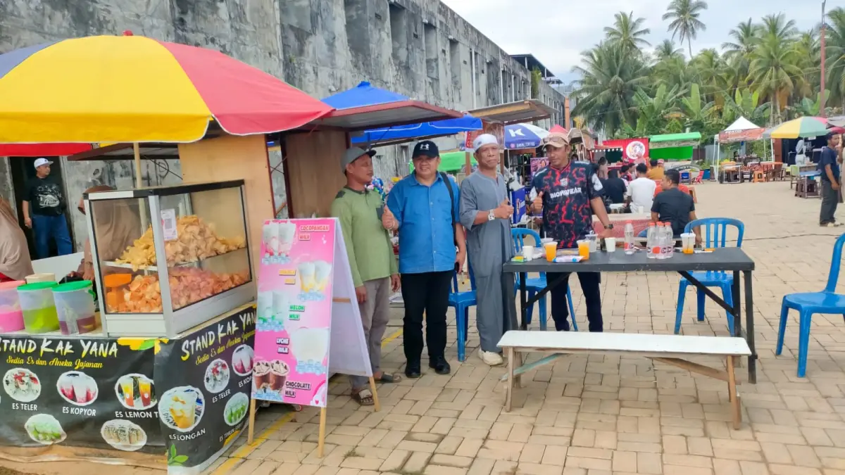 Safruddin Asra (baju biru) mengunjungi sejumlah pelaku Usaha Mikro, Kecil, dan Menengah (UMKM) yang beraktivitas di kawasan Komplek Patoka.