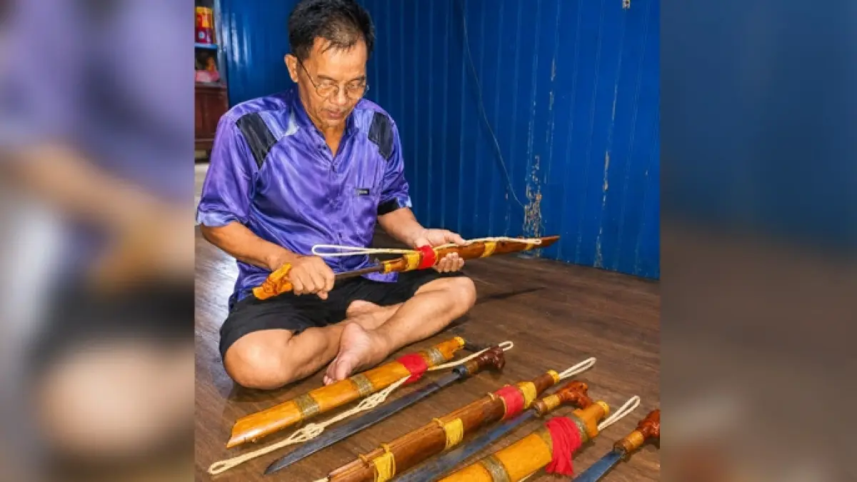 Saini, pengrajin Mandau yang tetap menjaga warisan leluhur. (ist/prokalteng)
