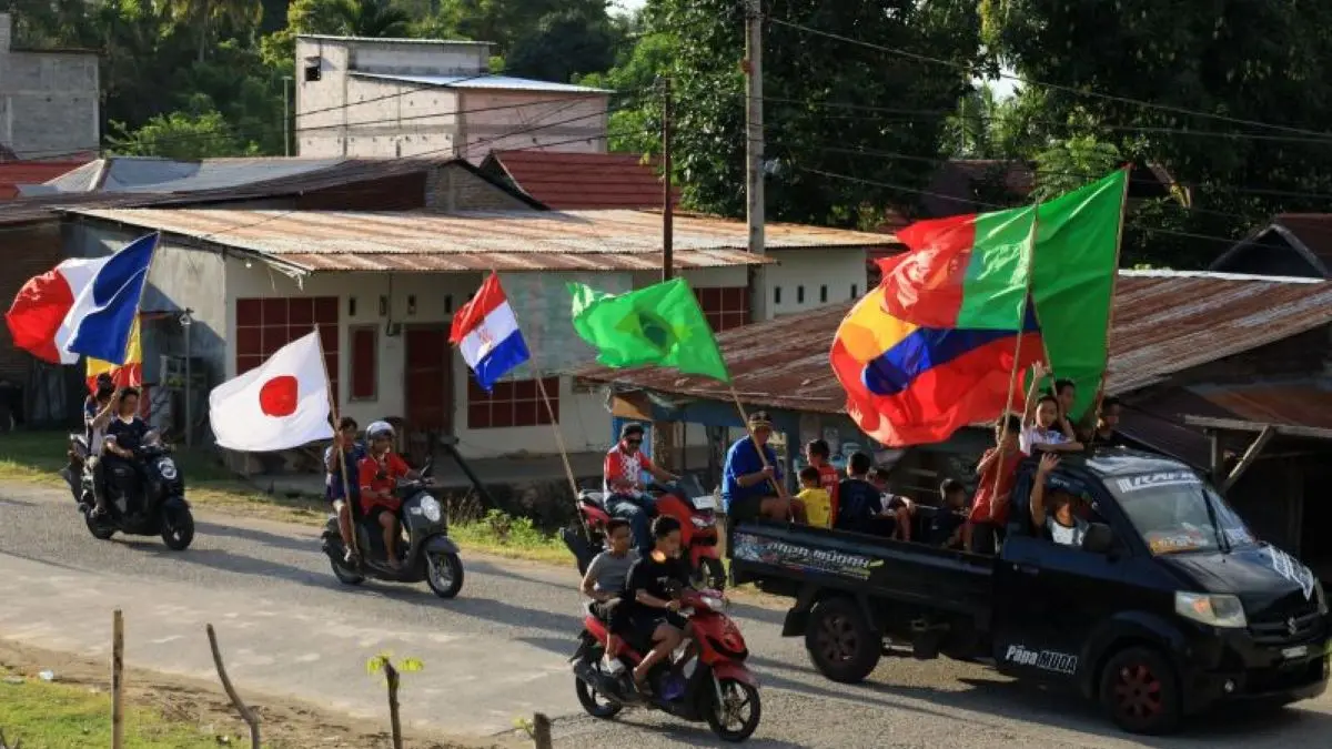 Sejumlah penggemar sepak bola berkonvoi sambil membawa bendera negara peserta Piala Dunia 2026 di Mamuju, Sulawesi Barat, Selasa, (9/6/2026). ANTARA