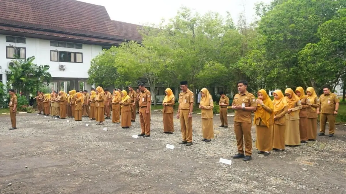  Suasana apel senin di lingkungan Sekretariat Daerah Pemkab Mempawah.
