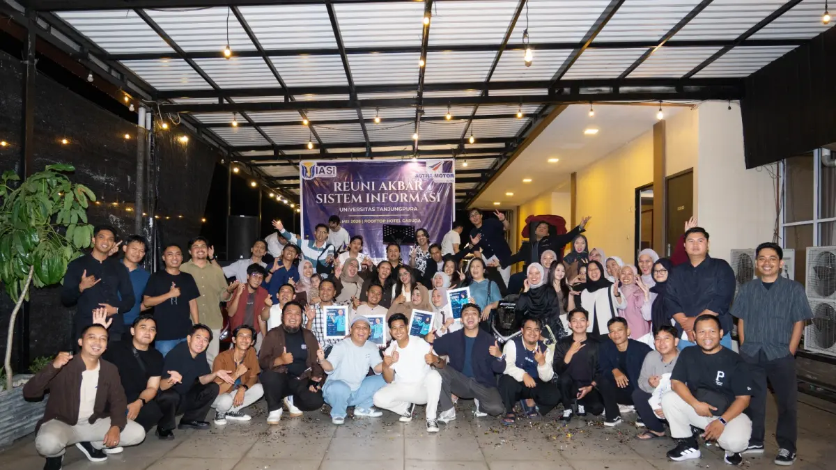 Suasana kebersamaan alumni dalam Reuni Akbar 12 Tahun Sistem Informasi UNTAN di Pontianak, Sabtu (16/5).