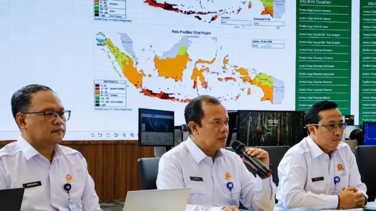 KONFERENSI PERS BMKG – Kepala BMKG, Teuku Faisal Fathani (tengah), didampingi jajaran BMKG menyampaikan pemutakhiran prediksi musim kemarau 2026 di Gedung Multi Hazard Early Warning System (MHEWS) BMKG, Jakarta, Selasa (10/6/2026). BMKG memprediksi puncak musim kemarau terjadi pada Juli hingga September 2026, dengan sebagian besar wilayah Kalimantan, termasuk Kalimantan Barat, berpotensi mengalami kondisi lebih kering dan lebih panjang dari normal sehingga perlu meningkatkan kewaspadaan terhadap risiko kekeringan, karhutla, dan gangguan kesehatan. (FOTO: BMKG)