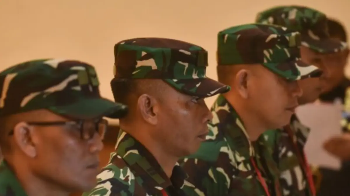 Terdakwa kasus penyiraman air keras kepada aktivis KontraS Andrie Yunus, menjalani sidang lanjutan di Pengadilan Militer II-08 Jakarta, Senin (8/6). (ANTARA FOTO/Fakhri Hermansyah/YU)