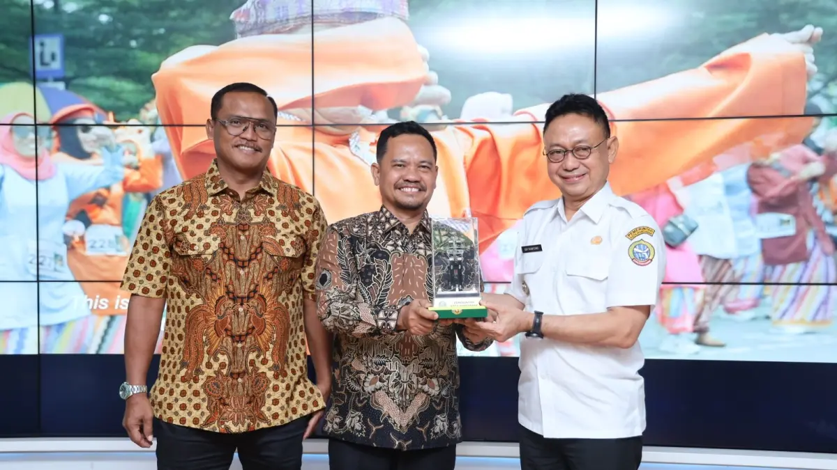 TUKAR CINDERAMATA: Wali Kota Pontianak Edi Rusdi Kamtono dan Ketua Komisi III DPRD Kota Balikpapan Yusri bertukar cinderamata usai pertemuan membahas penataan pedestrian dan pengembangan ruang publik di Pontianak, Rabu (10/6).&nbsp;