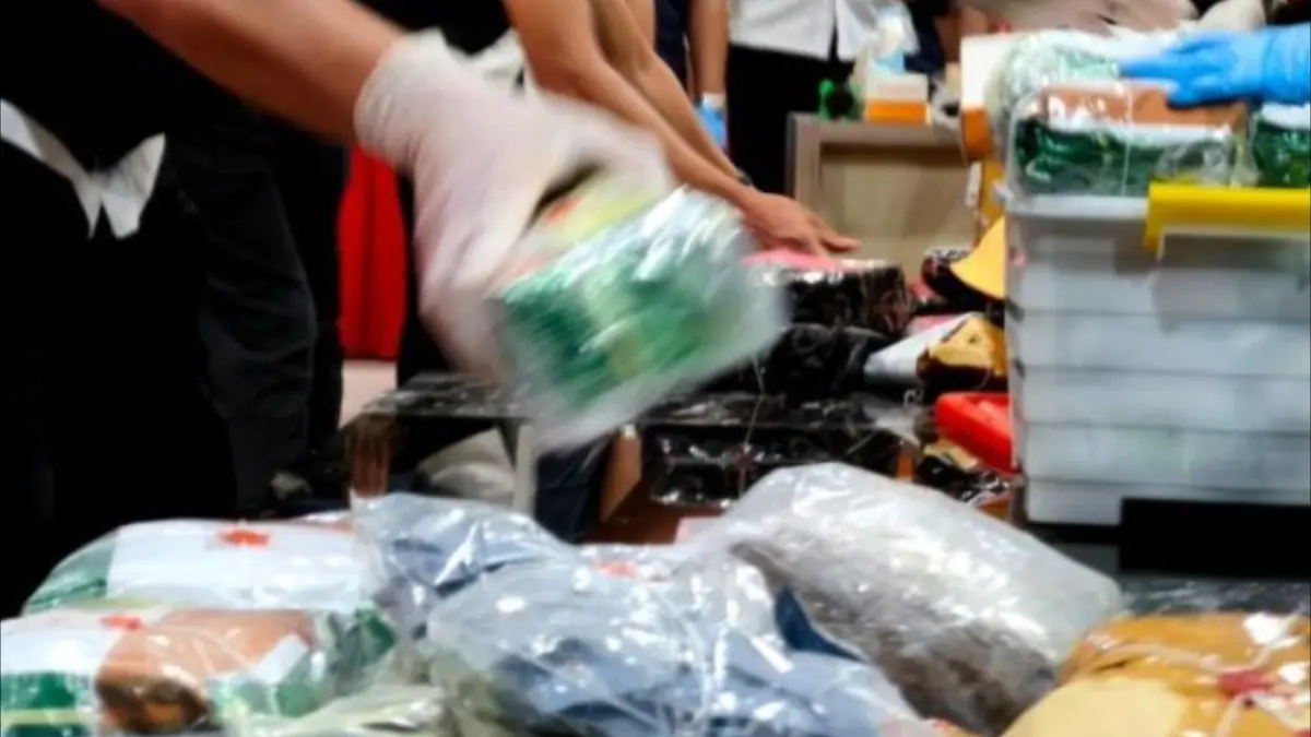 Petugas mengemas narkotika ke dalam wadah untuk dilaksanakan proses pemusnahan dengan cara pembakaran pada mobil insinerator milik Badan Narkotika Nasional Provinsi (BNNP) Sulsel saat ekpos kasus narkoba sekaligus pemusnahan barang bukti narkotika berbagai jenis di halaman Mapolda Sulsel, Jalan Perintis Kemerdekaan, Makassar, Sulawesi Selatan, Rabu (10/6). (ANTARA/Darwin Fatir).