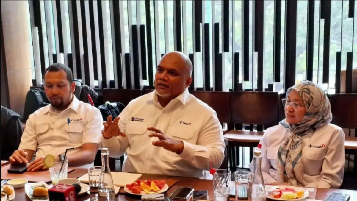 POTENSI TIMAH KALBAR: Wakil Direktur Utama PT Timah Tbk Harry Budi Sidharta (tengah) bersama jajaran manajemen saat diskusi dengan media di Jakarta, Kamis (11/6/2026). PT Timah mengungkap Kalimantan Barat berada dalam jalur mineralisasi timah dunia yang berpotensi menjadi sumber cadangan strategis masa depan. (Foto: ANTARA/Muhammad Heriyanto)