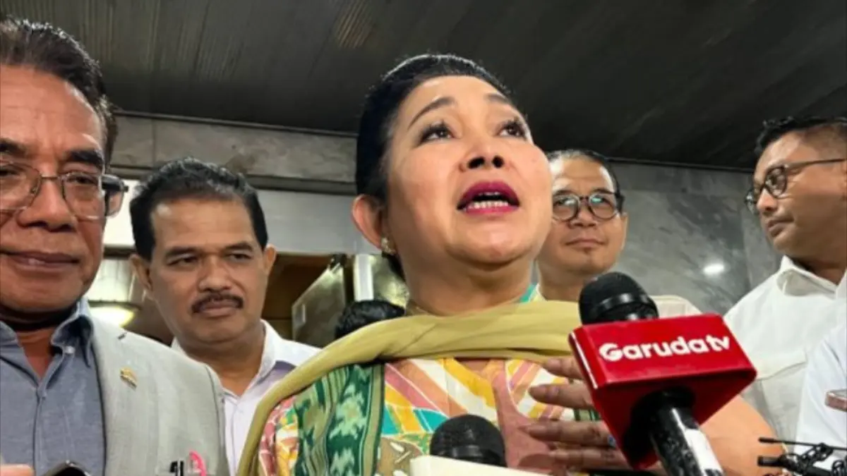 Ketua Komisi IV DPR RI Siti Hediati Hariyadi atau akrab disapa Titiek Soeharto memberi keterangan kepada awak media usai Rapat Kerja Komisi IV DPR RI dengan Menteri Pertanian sekaligus Kepala Badan Pangan Nasional Andi Amran Sulaiman serta jajarannya di Jakarta, Rabu (10/6). (ANTARA/Harianto)
