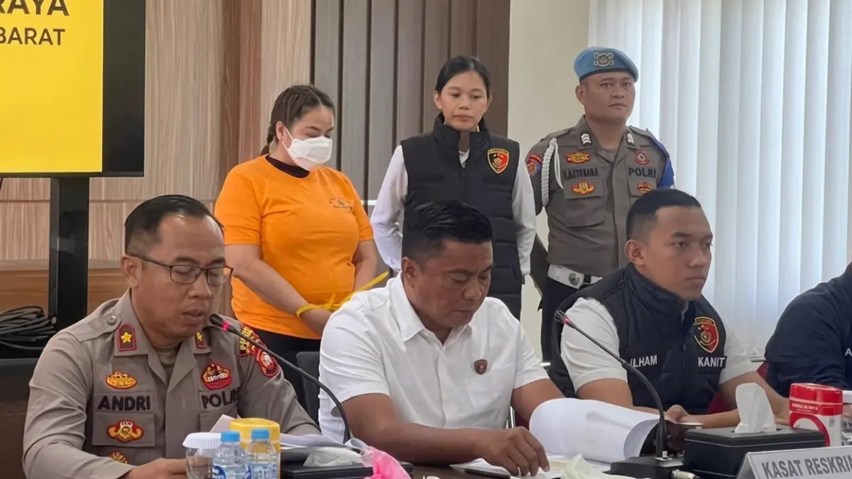 KONFERENSI PERS: Kasubsie Penmas Polres Kubu Raya Aiptu Ade memberikan keterangan kepada awak media terkait pengungkapan dugaan penipuan berkedok investasi penjualan tiket pesawat yang merugikan korban hingga sekitar Rp4 miliar. Penyidik Satreskrim Polres Kubu Raya saat ini masih mendalami aliran dana serta kemungkinan keterlibatan pihak lain dalam kasus tersebut. (Foto: Humas Polres Kubu Raya)