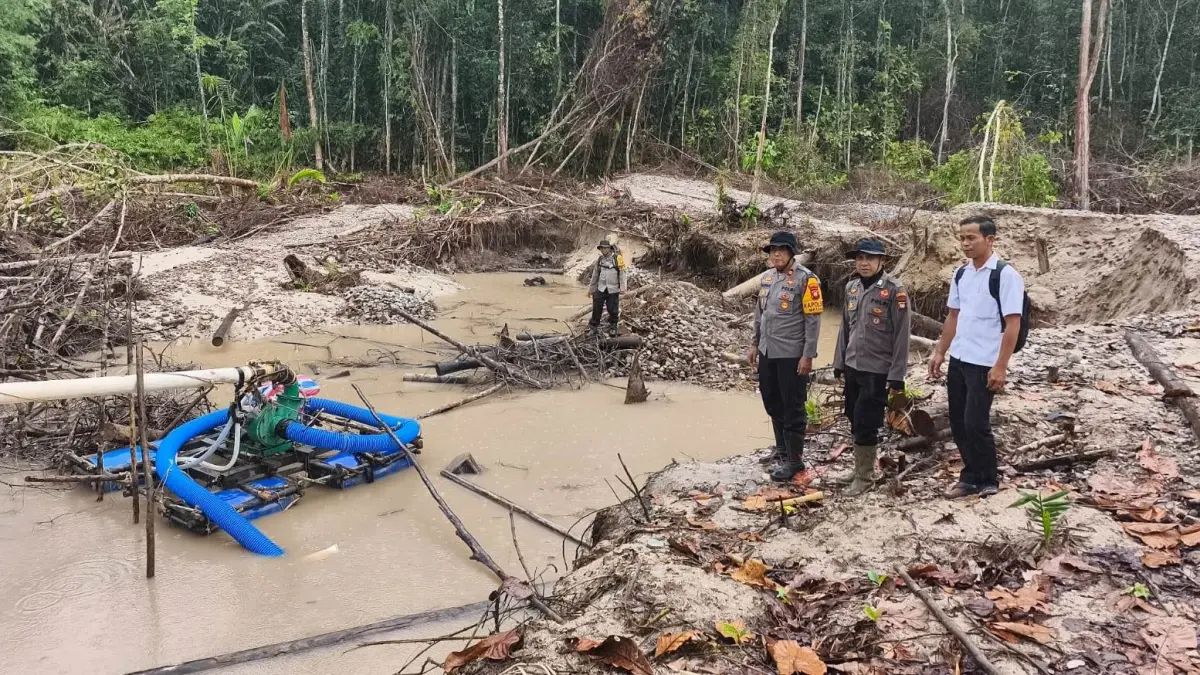 CEGAH PETI: Kapolsek Meliau Iptu Supar bersama personel memasang banner larangan Pertambangan Emas Tanpa Izin (PETI) di sejumlah titik rawan di Kecamatan Meliau, Kabupaten Sanggau. Dalam kegiatan tersebut petugas menemukan tujuh unit mesin dompeng yang diduga digunakan untuk aktivitas tambang emas ilegal di kawasan bantaran sungai.