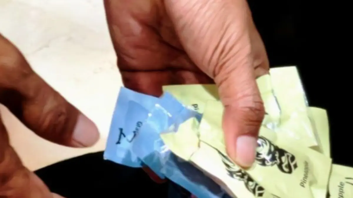 Petugas menunjukkan barang bukti jenis catridge etimodate atau wadah rokok elektrik Narkoba golongan II terbungkus rapi, saat ekspos kasus pengungkapan peredaran narkotika di Mapolda Sulsel, Jalan Perintis Kemerdekaan, Makasssar, Sulawesi Selatan, Rabu (10/6).  (ANTARA/Darwin Fatir)