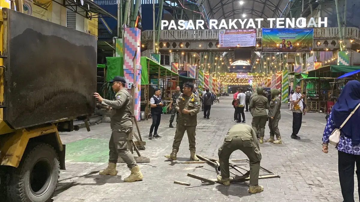 PENERTIBAN LAPAK: Petugas gabungan membongkar lapak pedagang kaki lima (PKL) yang berdiri di badan Jalan Asahan, Pontianak, Kamis (11/6/2026). Penataan dilakukan Pemerintah Kota Pontianak untuk mengembalikan fungsi jalan sebagai akses lalu lintas sekaligus merelokasi pedagang ke kios-kios yang telah disiapkan di kawasan pasar. (Foto: Istimewa)
