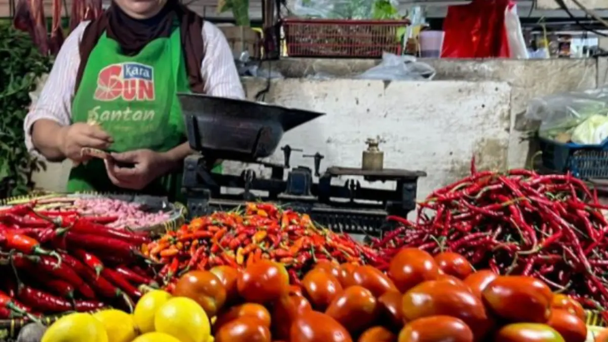Arsip foto - Komoditas cabai rawit merah, cabai merah keriting dan komoditas lainnya yang dijual pedagang di Pasar Rawamangun, Jakarta. (ANTARA/Harianto)