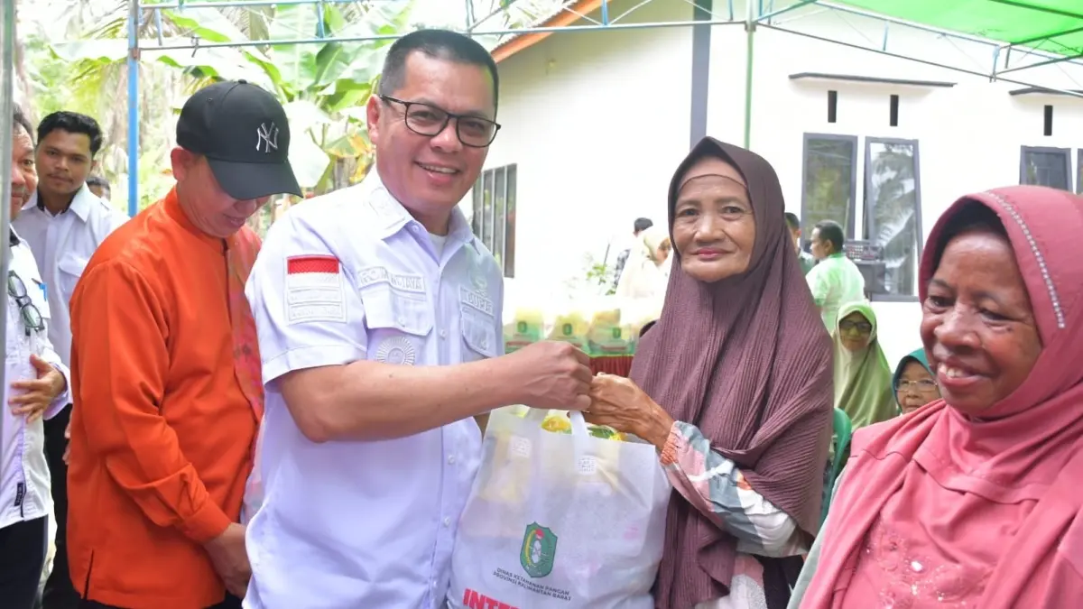 Bupati Kayong Utara Romi Wijaya saat menyerahkan bantun pangan kepada 100 warga Desa Pemangkat, Kecamatan Simpang Hilir, Rabu (10/6). (IST)