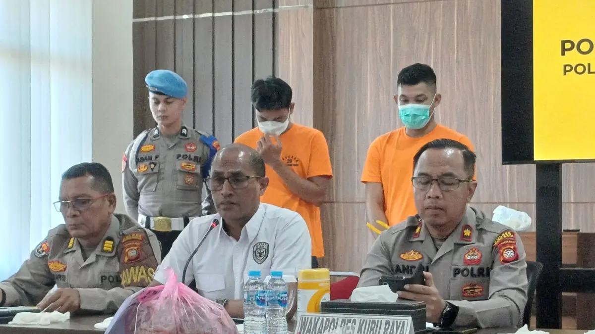 Polres Kubu Raya menunjukkan tersangka kasus penyiraman air keras terhadap pasangan suami istri di mess perkebunan sawit di Kecamatan Sungai Ambawang. Tersangka mengenakan masker putih tampak berada di belakang saat konferensi pers. (ASHRI ISNAINI/PONTIANAK POST)