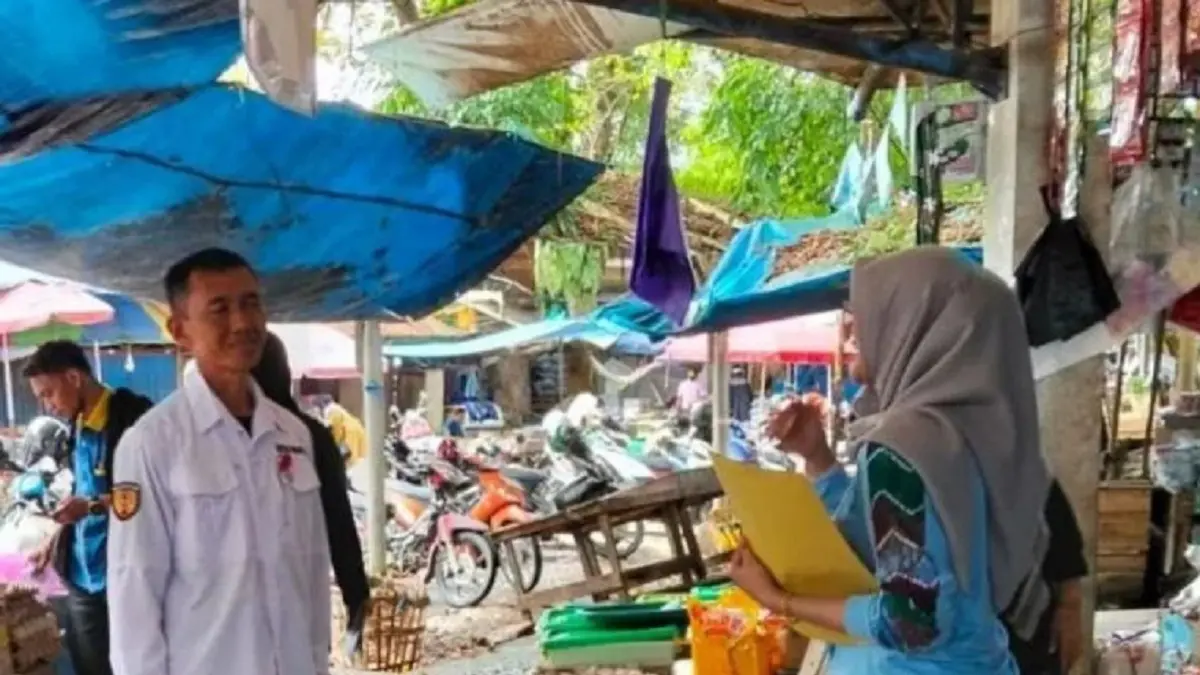 Dinas Perdagangan HST saat melakukan pengawasan harga MinyaKita di Barabai, Hulu Sungai Tengah, Kalimantan Selatan, Kamis (11/6). (ANTARA/HO-Kominfo HST)