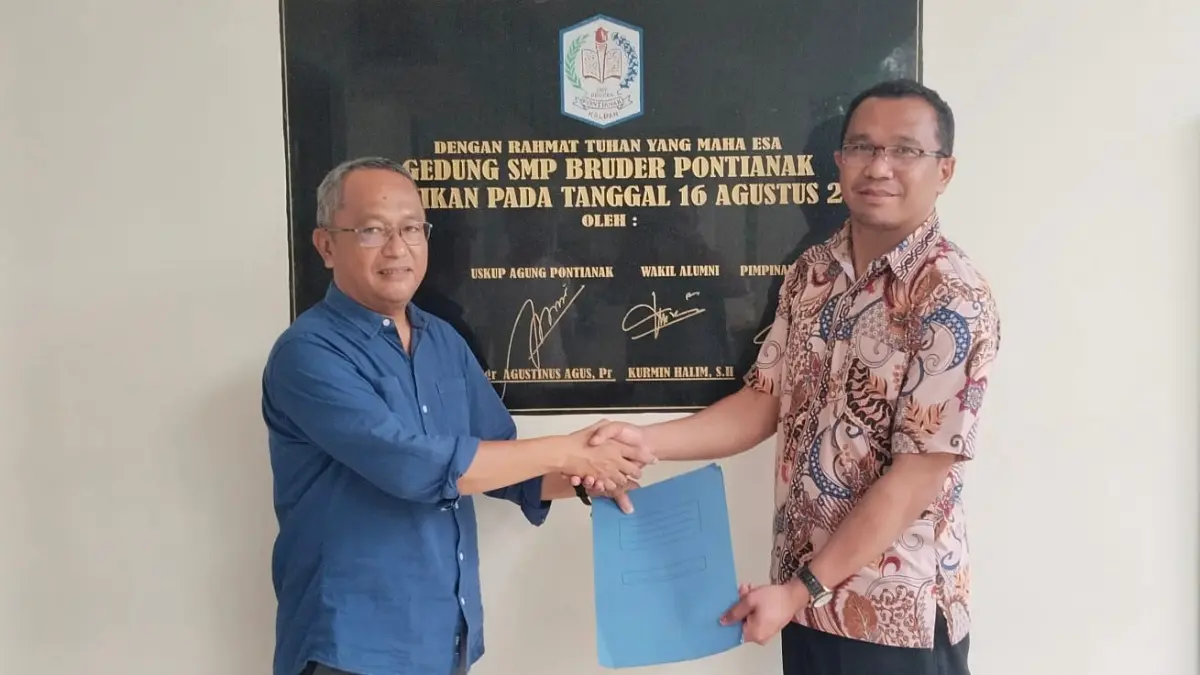 Direktur Utama Pontianak Post, Salman Busrah, bersama Kepala SMP Bruder Pontianak, Br. Ferdianus Jelahu MTB lakukan penandatanganan MoU di SMP Bruder Pontianak. (WANDI/PONTIANAK POST)