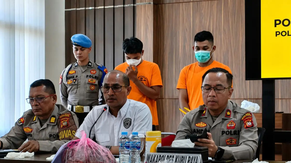 MENUNDUK: Markus Ependi alias ME (bermasker putih) menundukkan kepala saat dihadirkan dalam konferensi pers di Mapolres Kubu Raya. Karyawan perkebunan sawit tersebut ditetapkan sebagai tersangka kasus penyiraman cairan asam terhadap pasangan suami istri di Sungai Ambawang yang diduga dipicu rasa sakit hati terkait dugaan pemerkosaan terhadap istrinya.