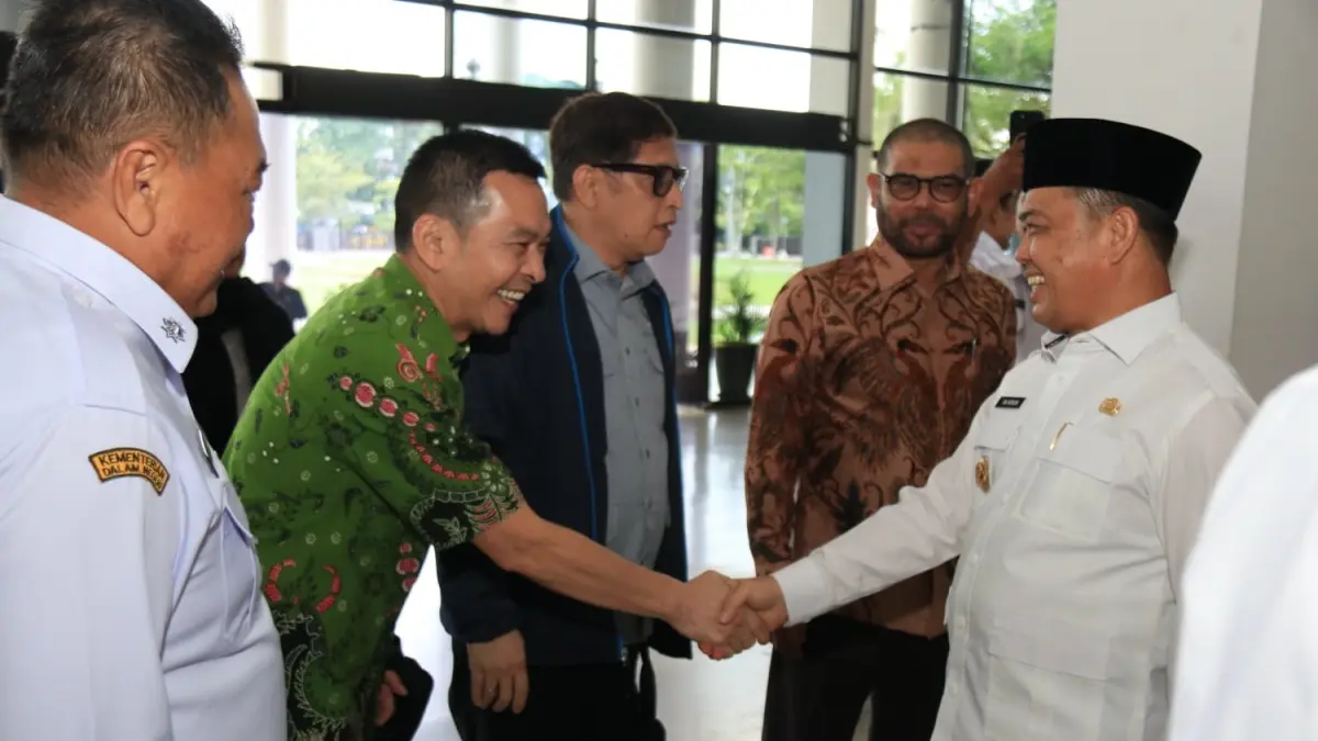 Gubernur Ria Norsan saat menyambut kunjungan kerja Baleg DPR RI yang dipimpin Ketua Baleg DPR RI, Bob Hasan.  (ADPIM PEMPROV KALBAR)