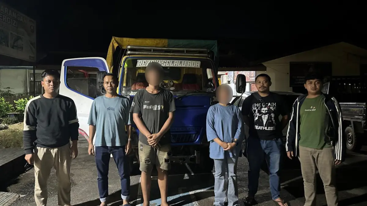 AMANKAN PUPUK SUBSIDI – Personel Polsek Sekayam mengamankan satu unit dump truk bermuatan 126 karung pupuk subsidi yang diduga disalahgunakan di Kecamatan Sekayam, Kabupaten Sanggau. Polisi juga mengamankan seorang perempuan untuk menjalani pemeriksaan lebih lanjut guna memastikan distribusi pupuk subsidi tetap tepat sasaran bagi petani yang berhak. FOTO: HUMAS POLRES SANGGAU.