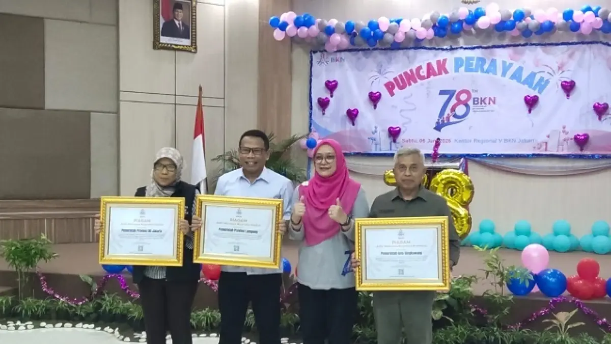 Kepala BKPSDM Singkawang, Sutiarno (kanan) saat menerima penghargaan dari BKN. (ISTIMEWA)