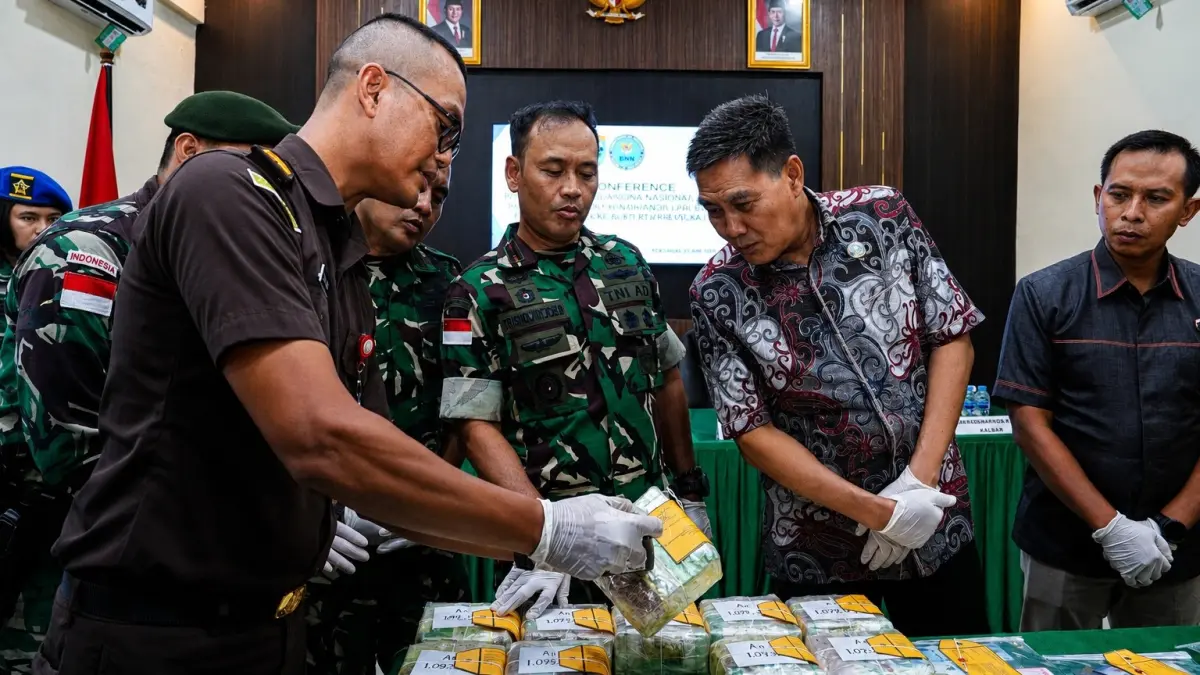 TANGKAPAN SABU: Sebanyak 21,4 kilogram sabu yang disita Satgas Pamtas RI-Malaysia Yonarhanud 1/PBC/1 Kostrad diserahkan kepada BNNP Kalbar di Mapomdam XII/Tanjungpura, Kamis (11/6). Barang haram bernilai puluhan miliar rupiah itu digagalkan saat akan masuk ke Indonesia melalui jalur tikus di Entikong.