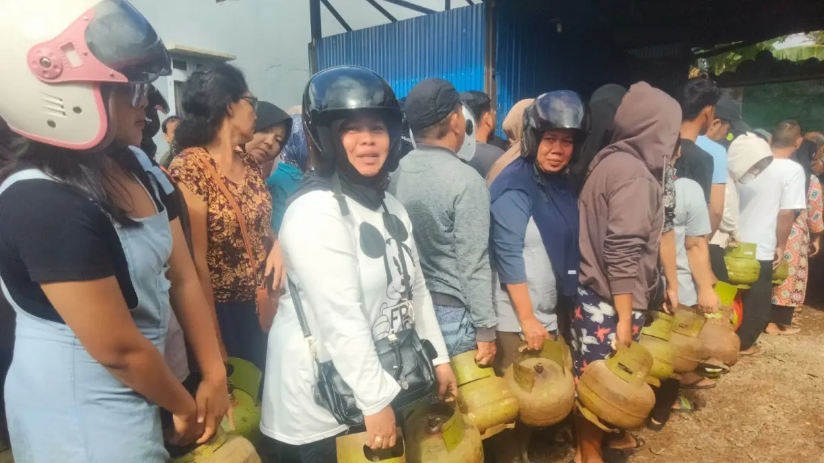 LPG 3 kg di Kapuas Hulu mulai langka, harga melonjak hingga Rp70 ribu, warga keluhkan kesulitan dan minta pengawasan pemerintah.