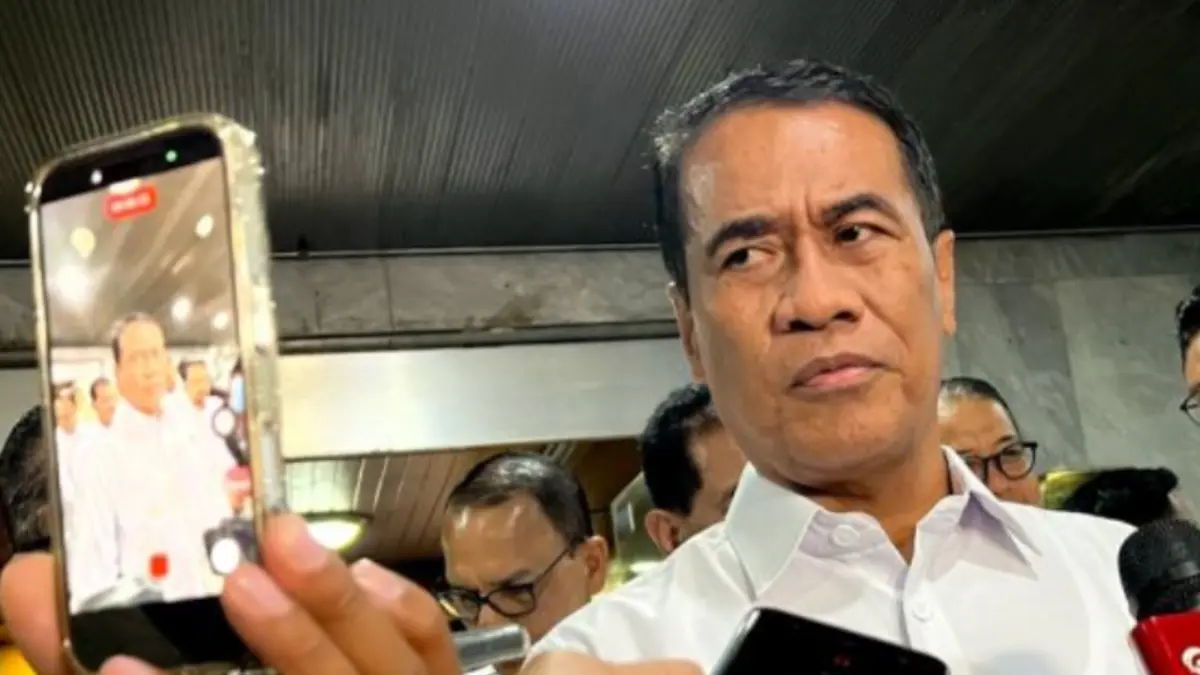 Menteri Pertanian sekaligus Kepala Badan Pangan Nasional Andi Amran Sulaiman menjawab pertanyaan awak media ditemui usai Rapat Kerja dengan Komisi IV DPR RI di Jakarta, Rabu (10/6). (ANTARA/Harianto)