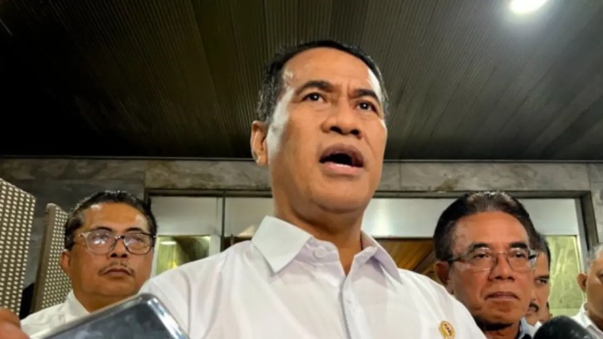 Menteri Pertanian sekaligus Kepala Badan Pangan Nasional Andi Amran Sulaiman menjawab pertanyaan awak media ditemui usai Rapat Kerja dengan Komisi IV DPR RI di Jakarta, Rabu (10/6). (ANTARA/Harianto)