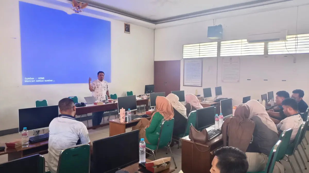 Pemateri sedang menyampaikan materi tentang keamanan digital kepada guru-guru di SMA Muhammadiyah 1  (ISTIMEWA)