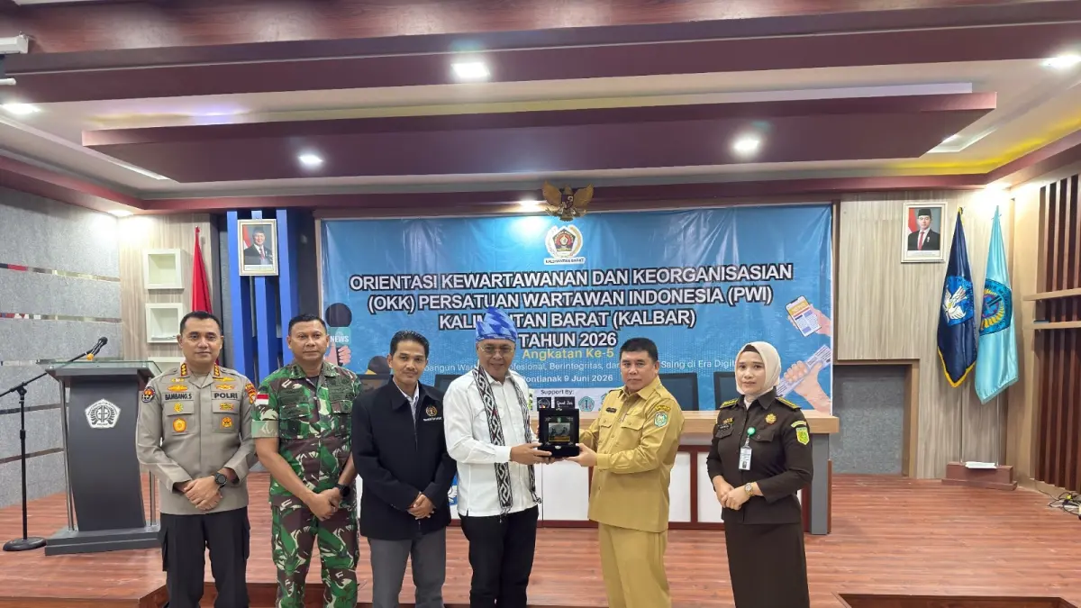 Penyerahan plakat dari Ketua Umum PWI Pusat Ahmad Munir kepada Kepala Diskominfo Kalbar yang mewakili Gubernur Kalbar. (ADPIM PEMPROV KALBAR)