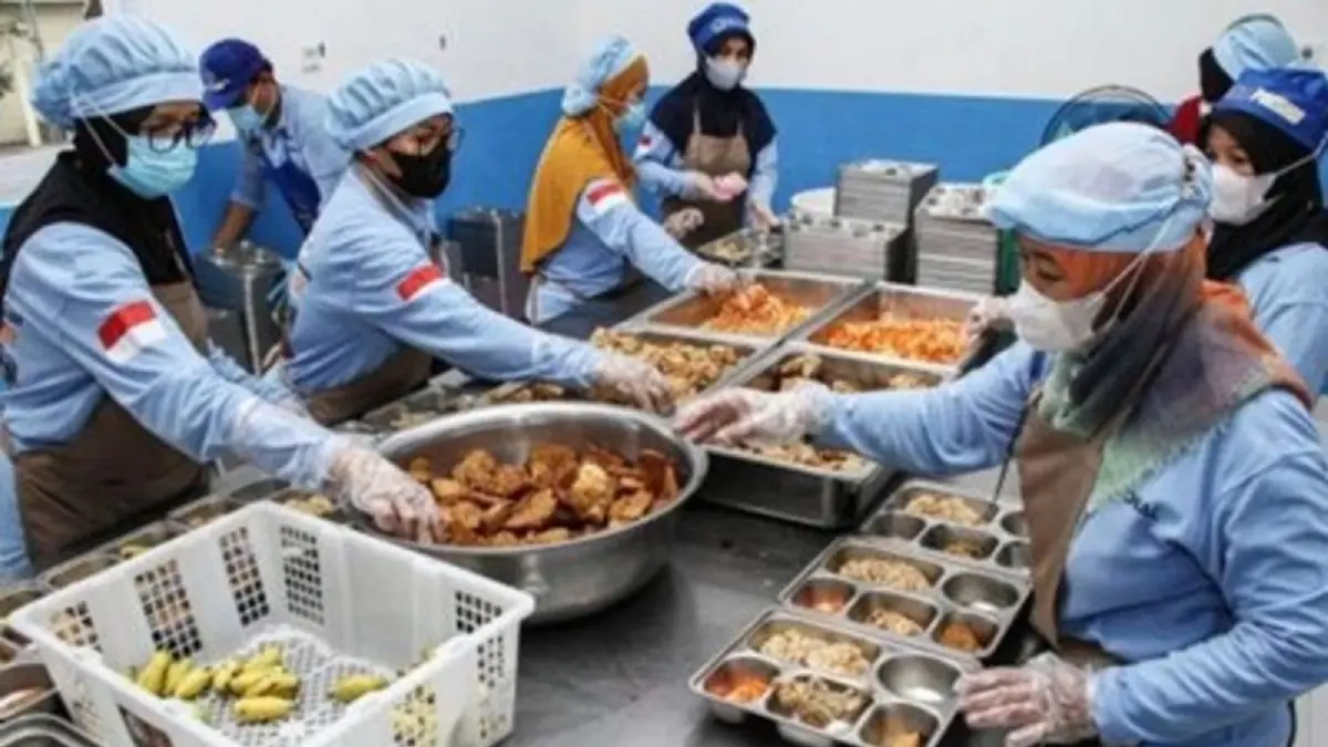 Petugas menyiapkan sajian menu Makan Begizi Gratis (MBG) di Satuan Pelayanan Pemenuhan Gizi (SPPG) Polda Kalimantan Tengah, Palangka Raya. (ANTARA FOTO/Auliya Rahman)