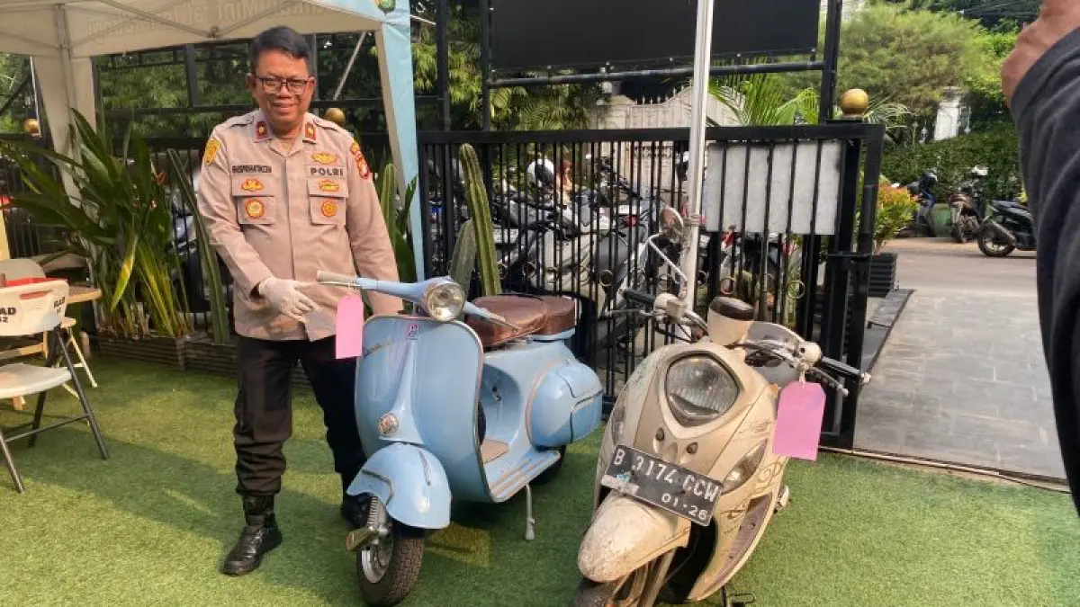 Polisi menunjukkan barang bukti berupa sepeda motor yang dicuri oleh dua kuli bangunan berinisial RS (34) dan PS (35) dengan cara membobol kafe di Jalan Adhiyaksa 8, Lebak Bulus, Cilandak, Jakarta Selatan, Kamis (11/6). (ANTARA/Luthfia Miranda Putri).