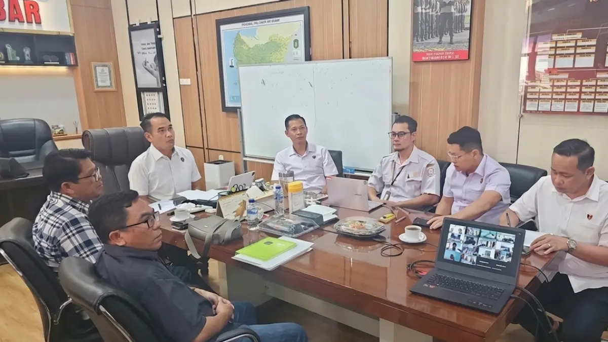 AWASI HARGA SAWIT: Rapat Dinas Perkebunan dan Peternakan Kalbar bersama Polda Kalbar dalam rangka memperkuat pengawasan harga Tandan Buah Segar (TBS) kelapa sawit. Langkah ini dilakukan untuk memastikan petani memperoleh harga sesuai ketentuan pemerintah dan mencegah praktik pembelian di bawah harga acuan.
