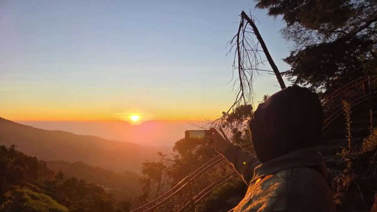 Salah satu wisatawan mendokumentasikan matahari terbit (sunrise) di Bukit Sikunir, Kabupaten Wonosobo, Jawa Tengah, Kamis (11/6) (ANTARA/Bayu Saputra)