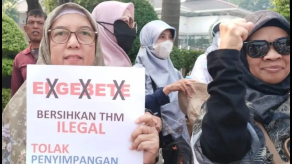 Salah seorang pengunjuk rasa di Karawang menunjukkan pesan penolakan LGBT dan menutup tempat hiburan malam yang melanggar ketentuan. (ANTARA/Ali Khumaini)