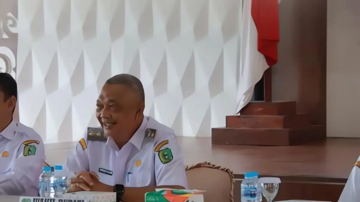 
Wakil Bupati Bengkayang Syamsul Rizal memimpin rapat koordinasi dan evaluasi penyelenggaraan pemerintahan desa tahun 2026, di Bengkayang, Kamis (11/6). (ANTARA/Narwati)