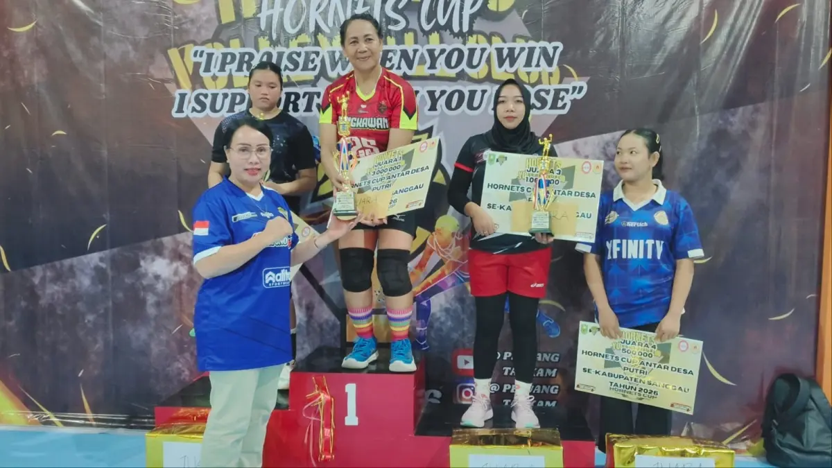 Wakil Bupati Sanggau Susana Herpena menutup Turnamen Voli Hornets Cup 2026 di GOR Gana Nawa Sena, Kecamatan Kapuas, Selasa (9/6). (ISTIMEWA)