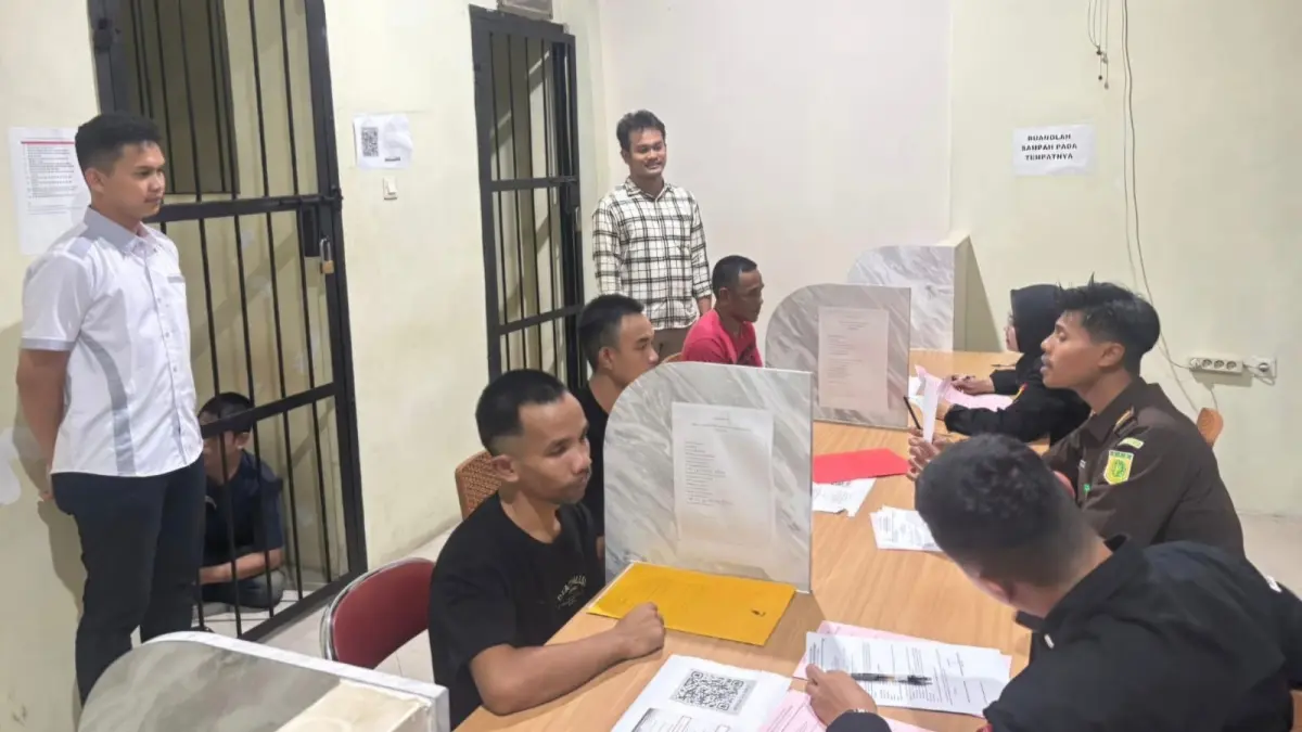 PELIMPAHAN TAHAP II: Penyidik Unit IV Tipidter Satreskrim Polres Ketapang menyerahkan tiga tersangka kasus dugaan pertambangan tanpa izin (PETI) beserta barang bukti kepada Jaksa Penuntut Umum di Kejaksaan Negeri Ketapang, Rabu (3/6/2026). Kasus tambang ilegal di aliran Sungai Pawan, Kecamatan Sandai, tersebut kini memasuki tahap penuntutan setelah penyidikan dinyatakan lengkap. Foto: Humas Polres Ketapang.