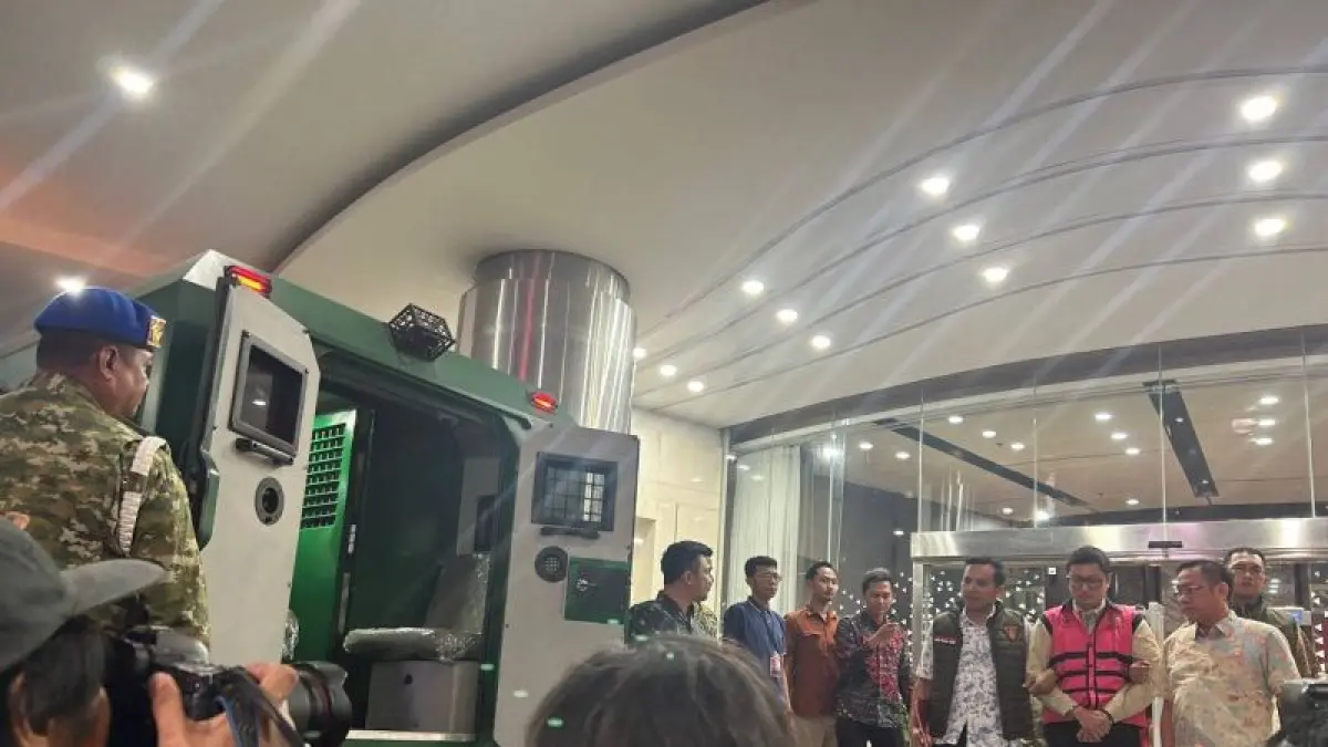 Andri Mulyono, Komisaris PT YAT digiring petugas Jampidsus Kejaksaan Agung masuk dalam mobil tahanan usai ditetapkan sebagai tersangka kasus dugaan tindak pidana korupsi tata kelola program MBG, Jumat (12/6/2026). (ANTARA)