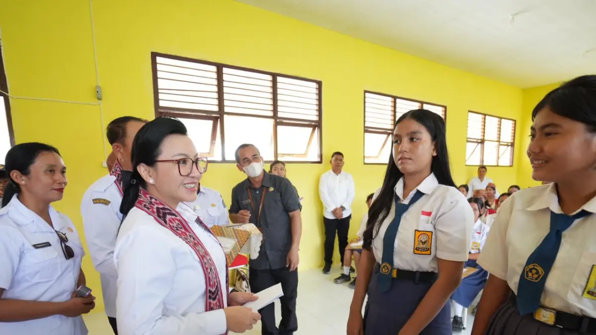 Bupati Landak Karolin Margret Natasa berdialog bersama siswa SMPN 5 Air Besar Desa Sekendal Kecamatan Air Besar Rabu (10/6). Pembangunan gedung baru diharapkan dapat menekan angka putus sekolah di wilayah tersebut. (HUMAS PEMKAB LANDAK)